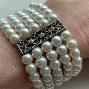 VINTAGE White Pearl Bracelet with Metallic Clasps